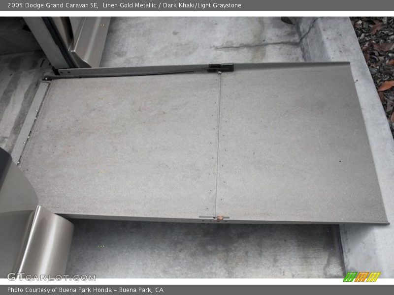 Linen Gold Metallic / Dark Khaki/Light Graystone 2005 Dodge Grand Caravan SE