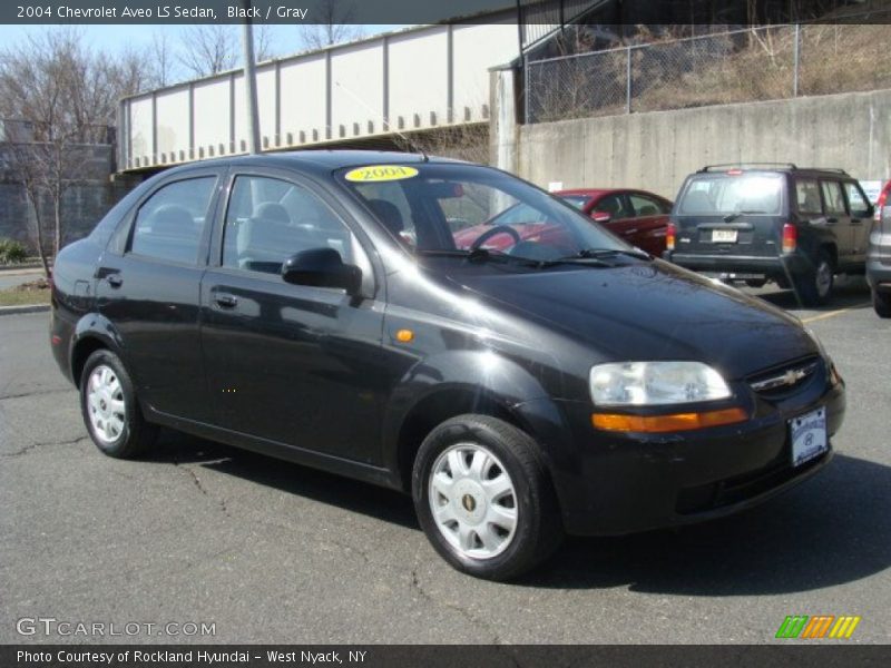 Front 3/4 View of 2004 Aveo LS Sedan