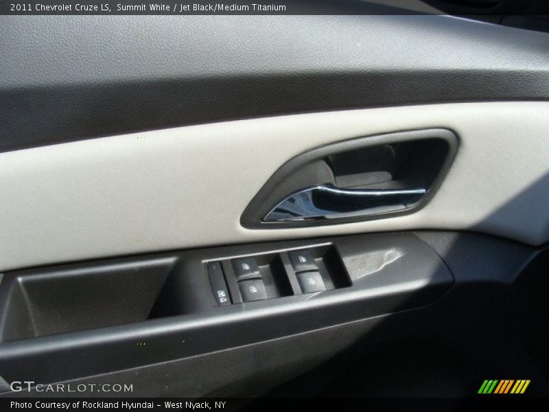 Summit White / Jet Black/Medium Titanium 2011 Chevrolet Cruze LS