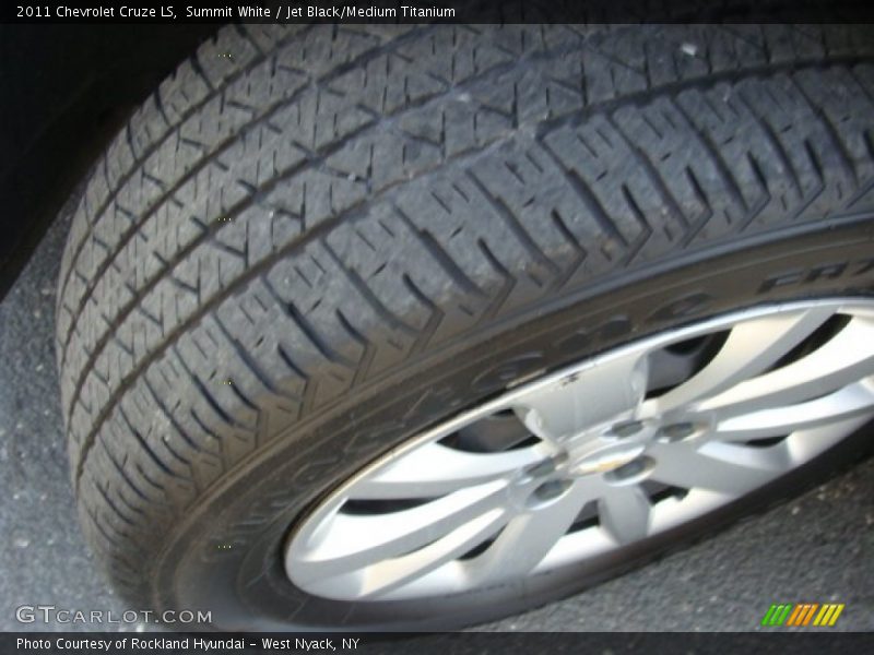Summit White / Jet Black/Medium Titanium 2011 Chevrolet Cruze LS
