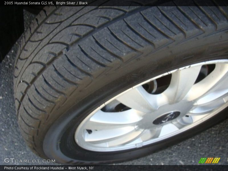 Bright Silver / Black 2005 Hyundai Sonata GLS V6