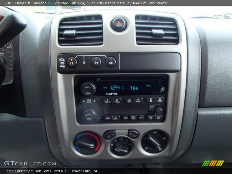 Controls of 2005 Colorado LS Extended Cab 4x4
