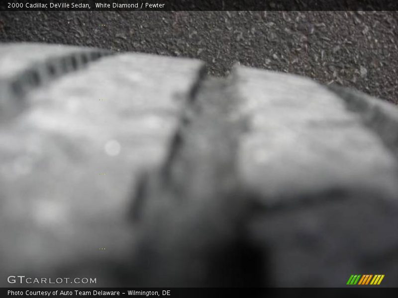 White Diamond / Pewter 2000 Cadillac DeVille Sedan