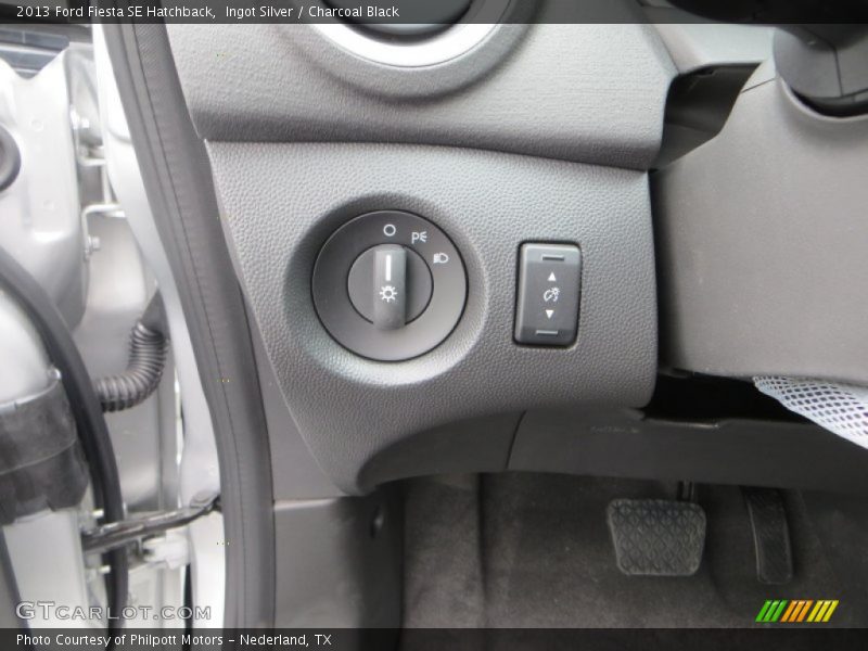 Ingot Silver / Charcoal Black 2013 Ford Fiesta SE Hatchback