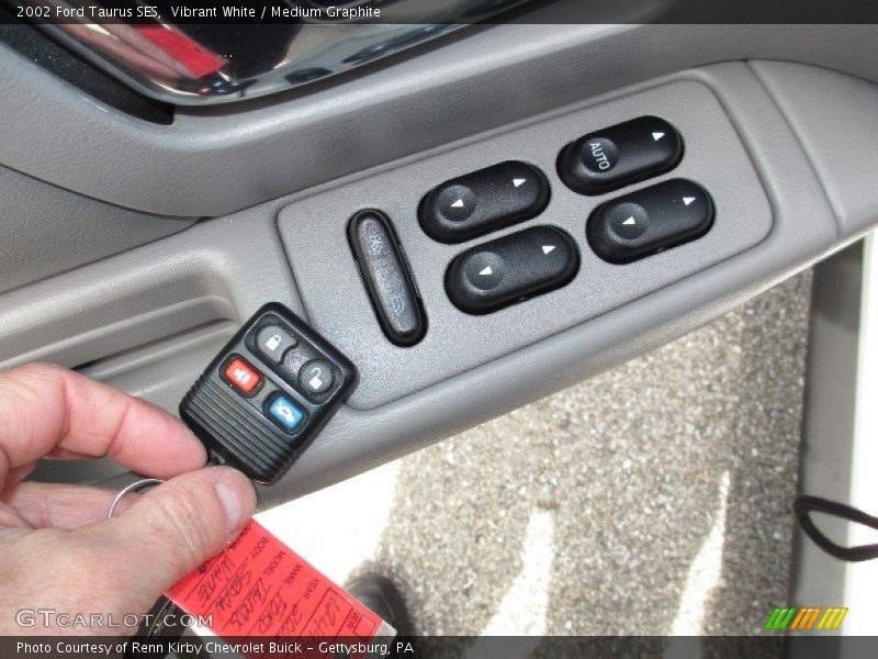 Vibrant White / Medium Graphite 2002 Ford Taurus SES