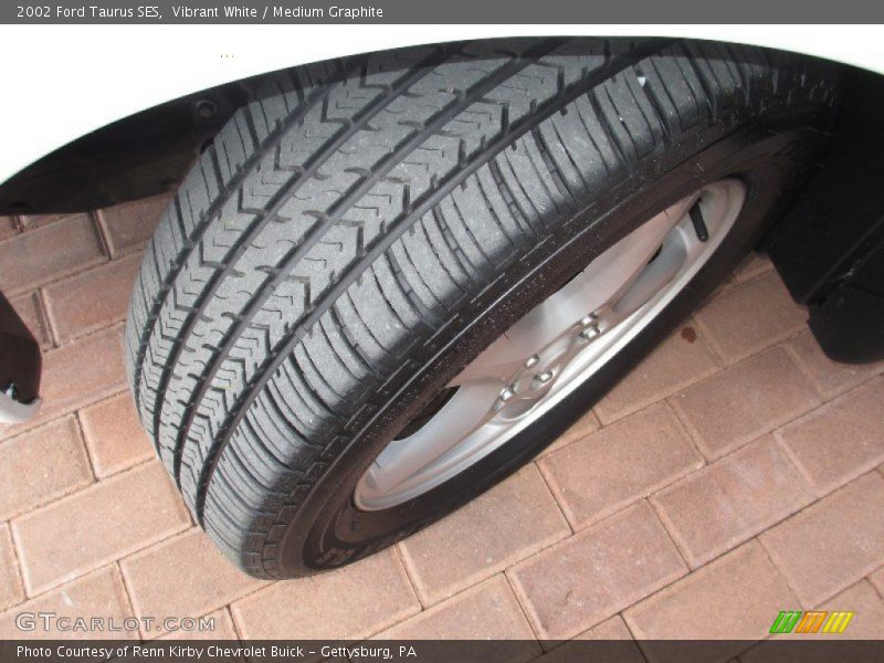 Vibrant White / Medium Graphite 2002 Ford Taurus SES