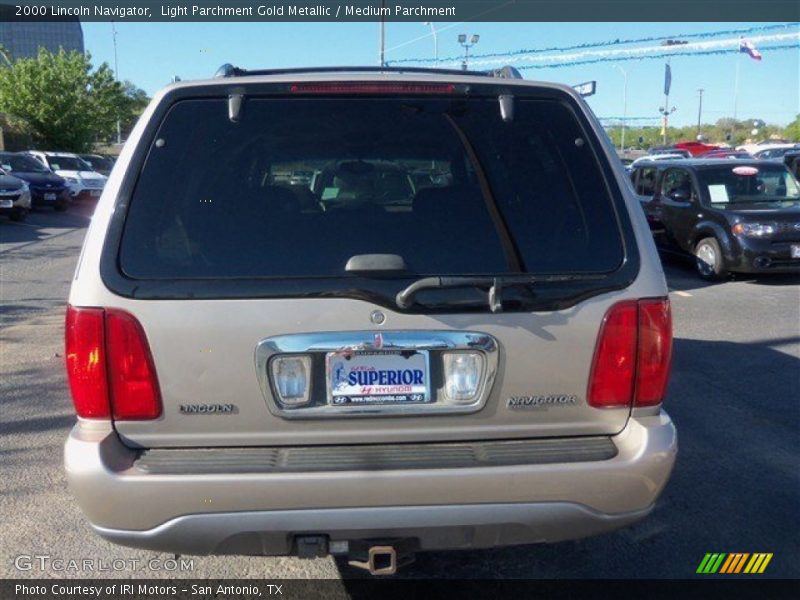 Light Parchment Gold Metallic / Medium Parchment 2000 Lincoln Navigator