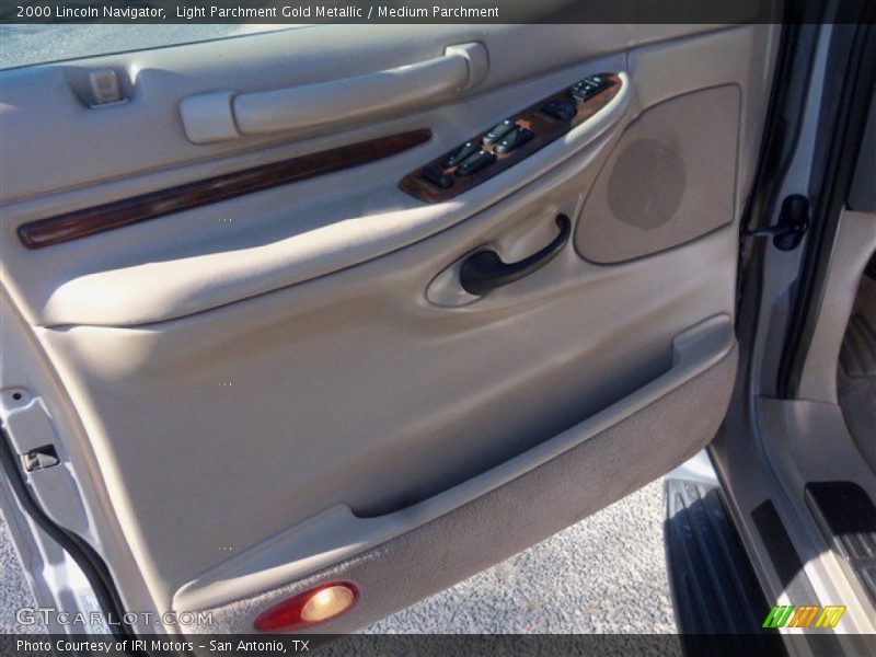 Light Parchment Gold Metallic / Medium Parchment 2000 Lincoln Navigator