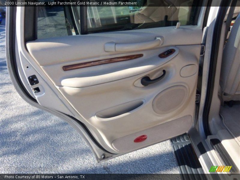 Light Parchment Gold Metallic / Medium Parchment 2000 Lincoln Navigator
