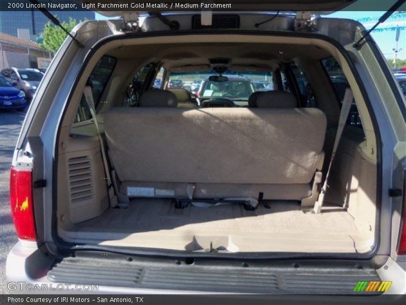 Light Parchment Gold Metallic / Medium Parchment 2000 Lincoln Navigator