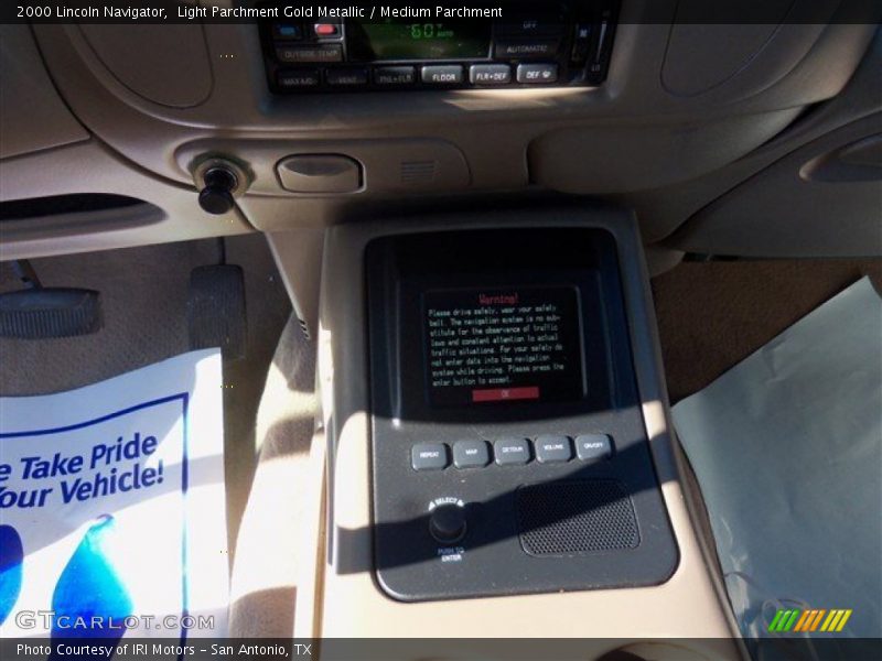 Light Parchment Gold Metallic / Medium Parchment 2000 Lincoln Navigator