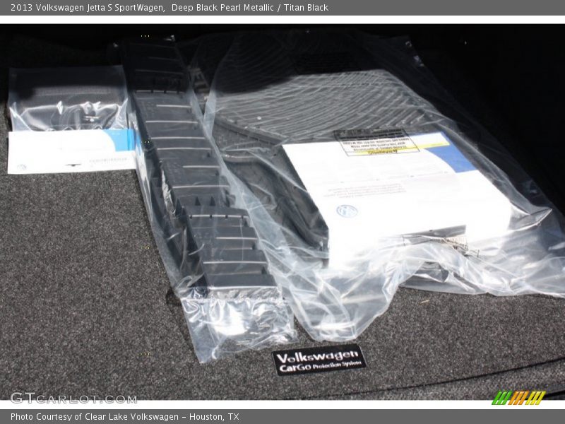 Deep Black Pearl Metallic / Titan Black 2013 Volkswagen Jetta S SportWagen