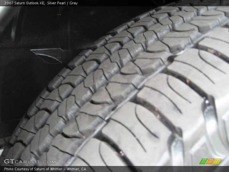 Silver Pearl / Gray 2007 Saturn Outlook XE