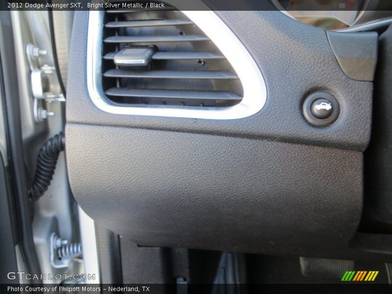 Bright Silver Metallic / Black 2012 Dodge Avenger SXT