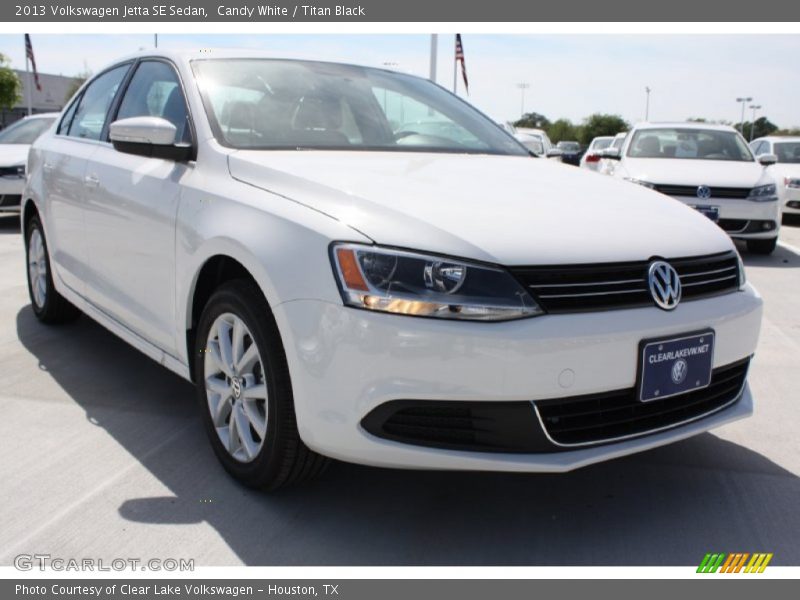 Candy White / Titan Black 2013 Volkswagen Jetta SE Sedan