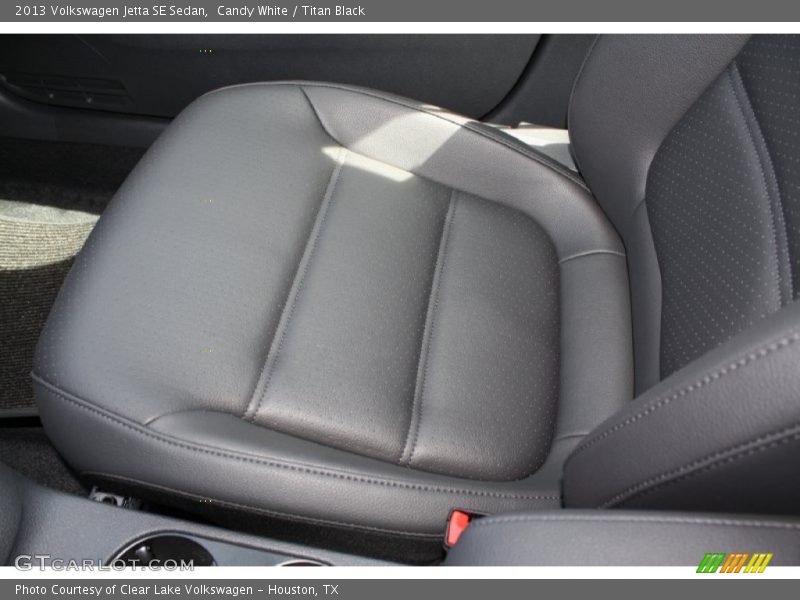 Candy White / Titan Black 2013 Volkswagen Jetta SE Sedan