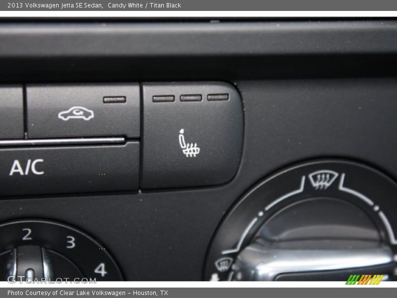 Candy White / Titan Black 2013 Volkswagen Jetta SE Sedan