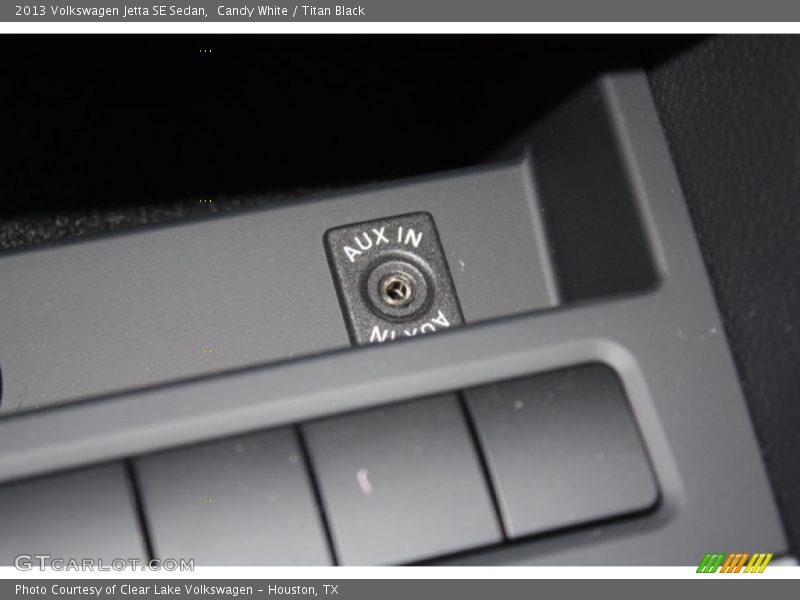 Candy White / Titan Black 2013 Volkswagen Jetta SE Sedan
