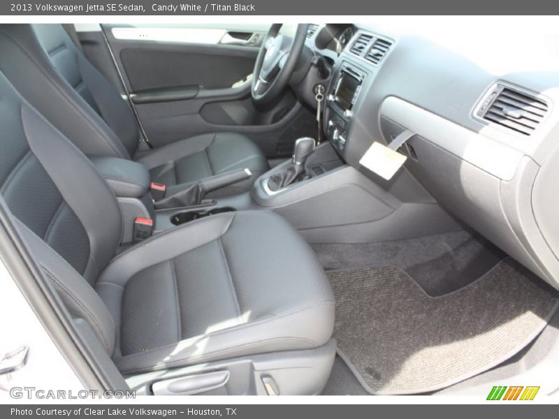 Candy White / Titan Black 2013 Volkswagen Jetta SE Sedan