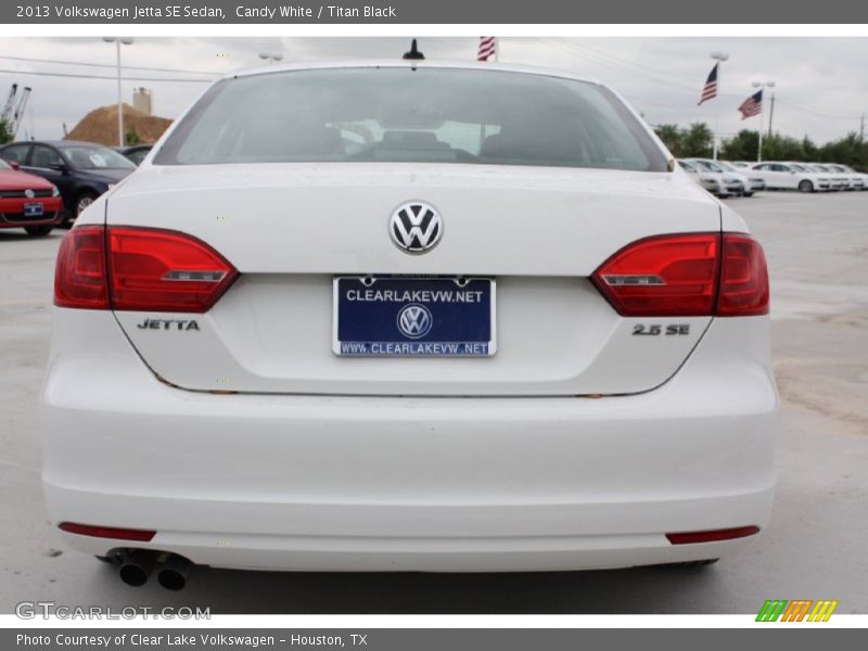 Candy White / Titan Black 2013 Volkswagen Jetta SE Sedan