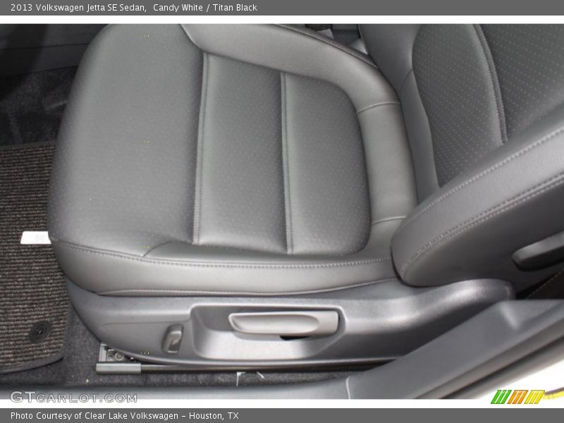 Candy White / Titan Black 2013 Volkswagen Jetta SE Sedan