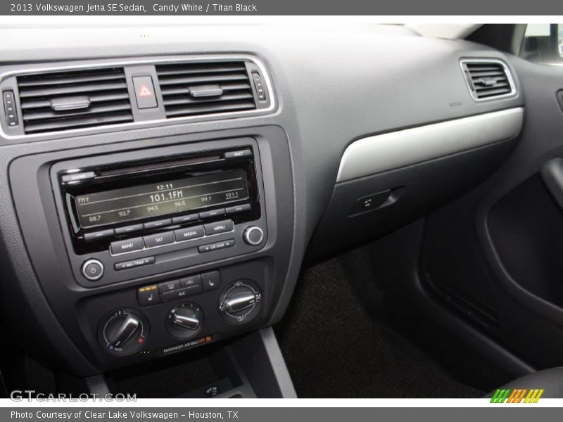 Candy White / Titan Black 2013 Volkswagen Jetta SE Sedan