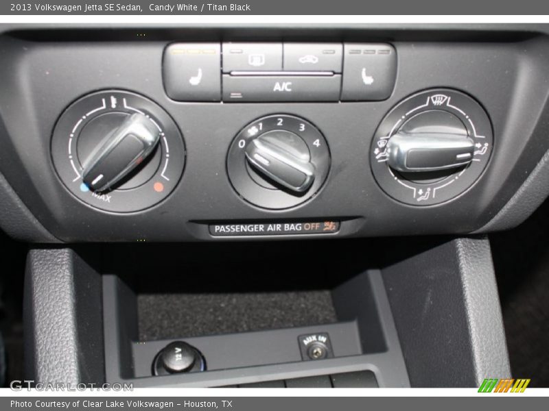 Candy White / Titan Black 2013 Volkswagen Jetta SE Sedan