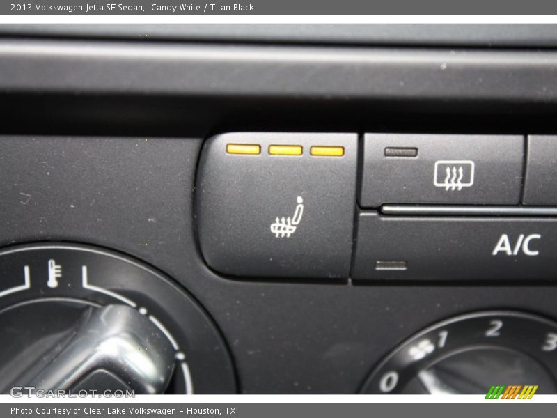 Candy White / Titan Black 2013 Volkswagen Jetta SE Sedan
