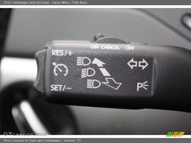 Candy White / Titan Black 2013 Volkswagen Jetta SE Sedan