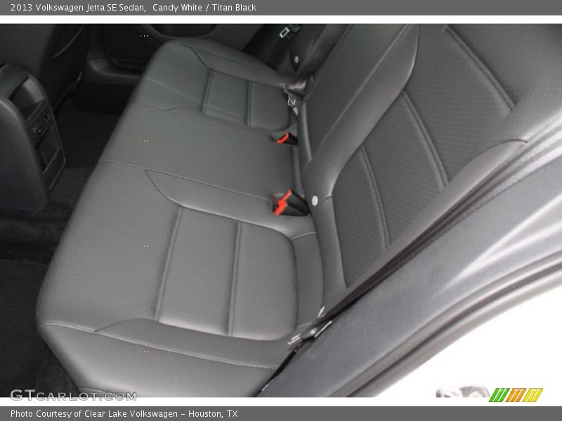 Candy White / Titan Black 2013 Volkswagen Jetta SE Sedan