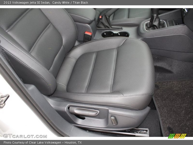 Candy White / Titan Black 2013 Volkswagen Jetta SE Sedan