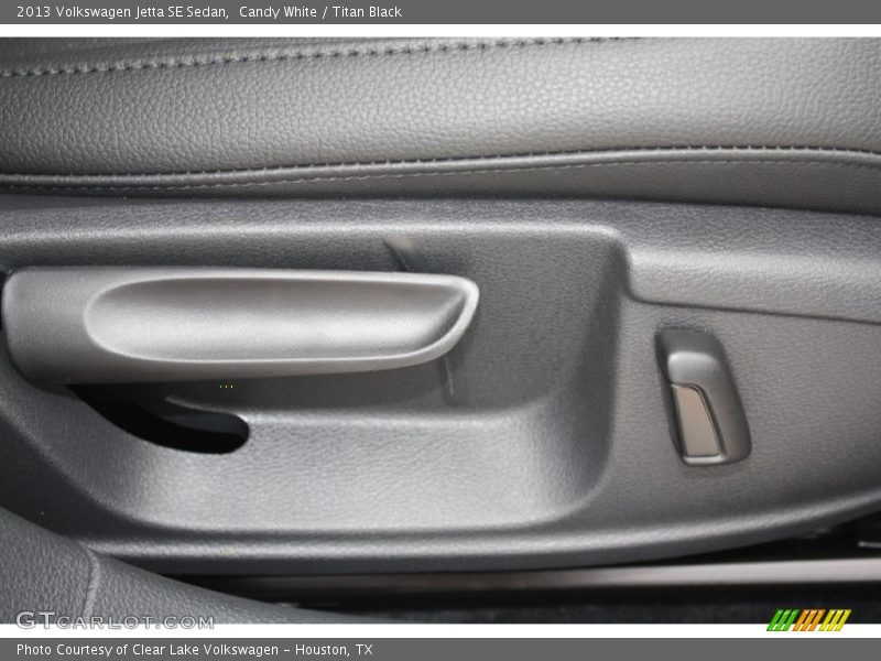 Candy White / Titan Black 2013 Volkswagen Jetta SE Sedan