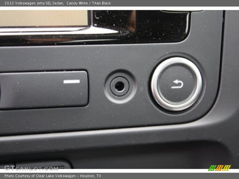 Candy White / Titan Black 2013 Volkswagen Jetta SEL Sedan