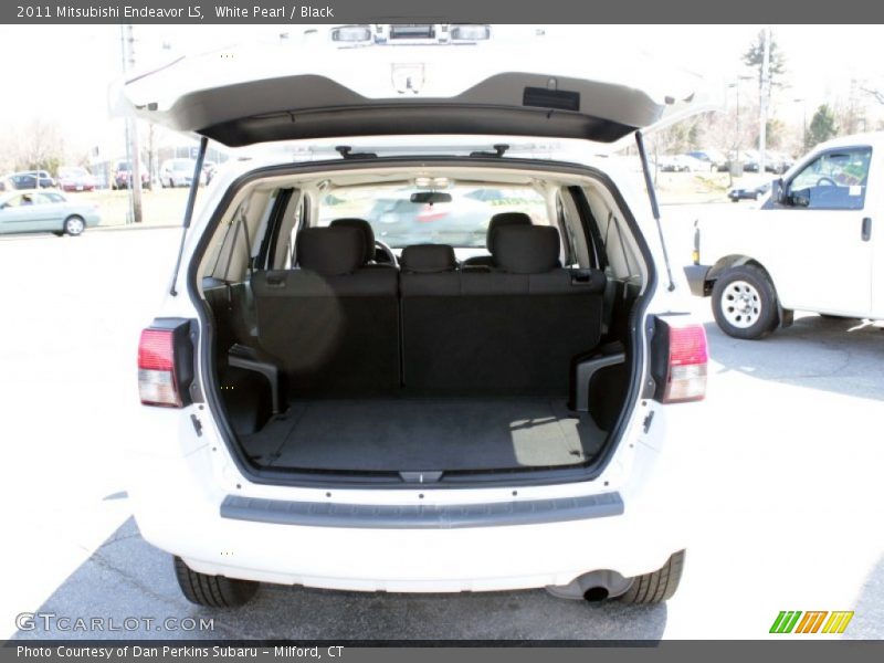 White Pearl / Black 2011 Mitsubishi Endeavor LS