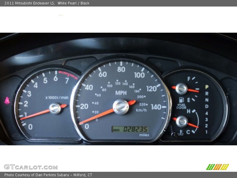 White Pearl / Black 2011 Mitsubishi Endeavor LS