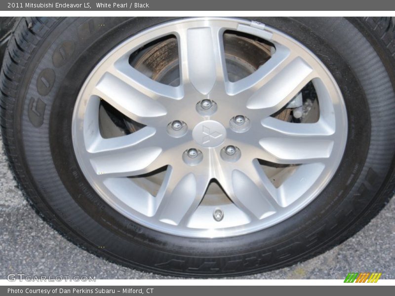 White Pearl / Black 2011 Mitsubishi Endeavor LS