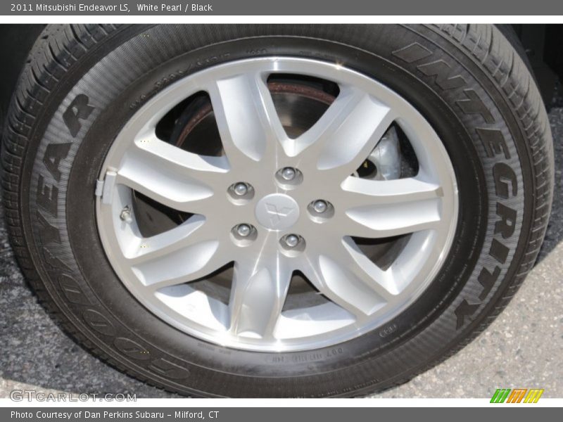 White Pearl / Black 2011 Mitsubishi Endeavor LS