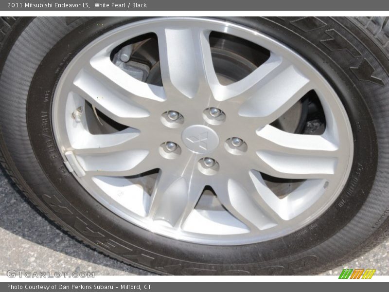White Pearl / Black 2011 Mitsubishi Endeavor LS