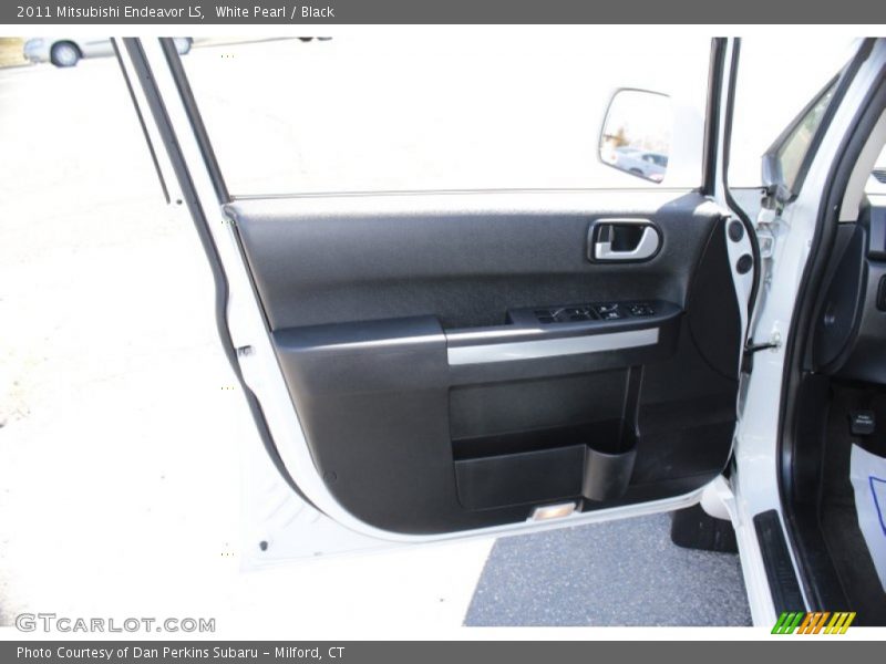 White Pearl / Black 2011 Mitsubishi Endeavor LS
