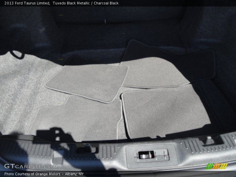 Tuxedo Black Metallic / Charcoal Black 2013 Ford Taurus Limited