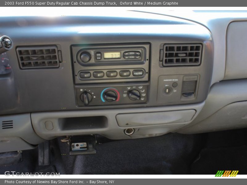 Oxford White / Medium Graphite 2003 Ford F550 Super Duty Regular Cab Chassis Dump Truck