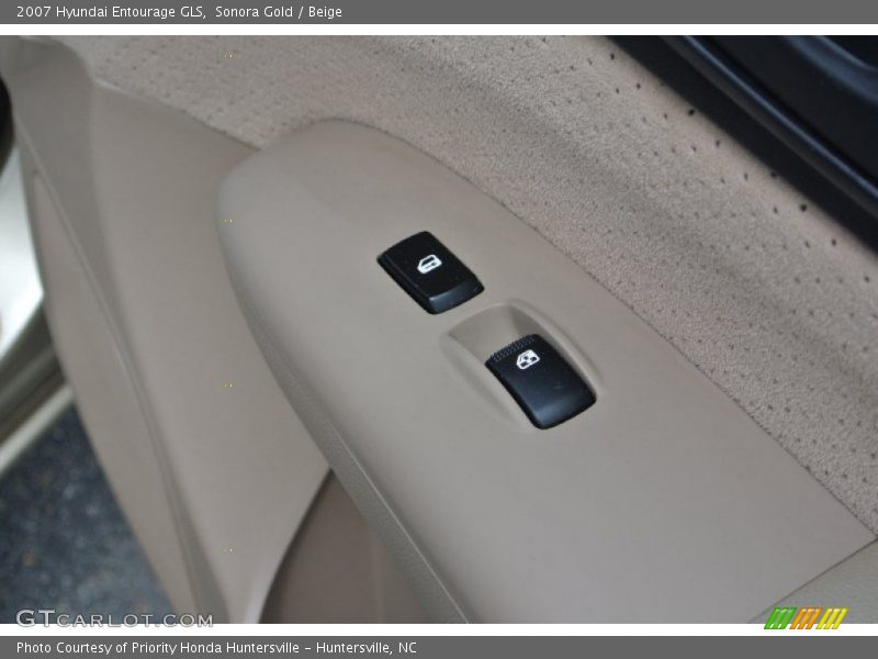 Sonora Gold / Beige 2007 Hyundai Entourage GLS