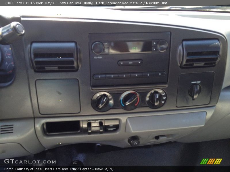 Controls of 2007 F350 Super Duty XL Crew Cab 4x4 Dually