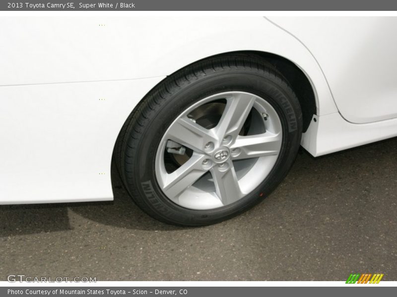 Super White / Black 2013 Toyota Camry SE
