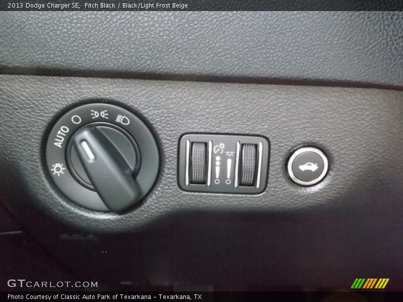 Pitch Black / Black/Light Frost Beige 2013 Dodge Charger SE