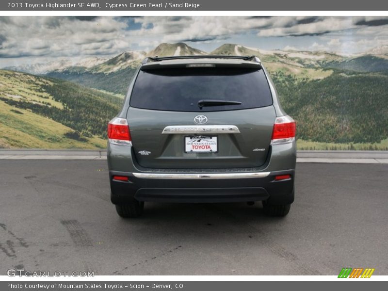 Cypress Green Pearl / Sand Beige 2013 Toyota Highlander SE 4WD