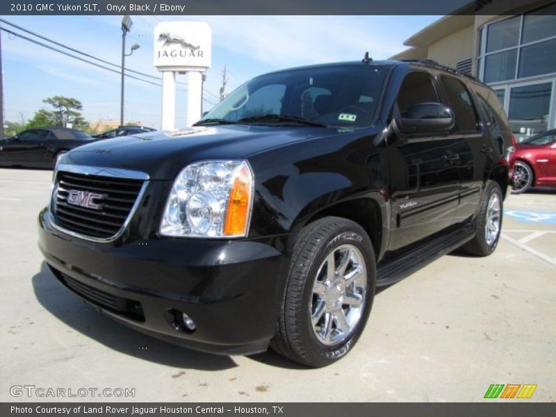 Front 3/4 View of 2010 Yukon SLT