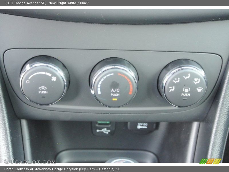 New Bright White / Black 2013 Dodge Avenger SE