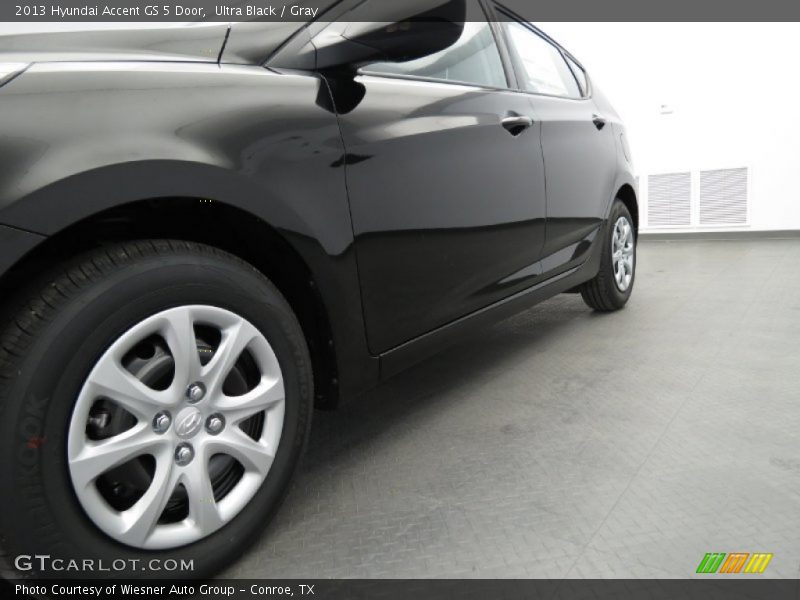Ultra Black / Gray 2013 Hyundai Accent GS 5 Door