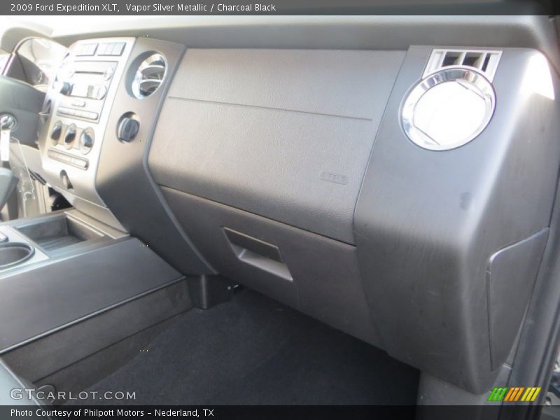 Vapor Silver Metallic / Charcoal Black 2009 Ford Expedition XLT